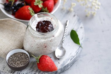 Chia puding sağlıklı bir diyet için çilek ile