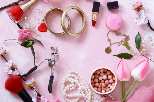 化粧品や女性のためのジュエリーとピンクの背景 — ストック写真