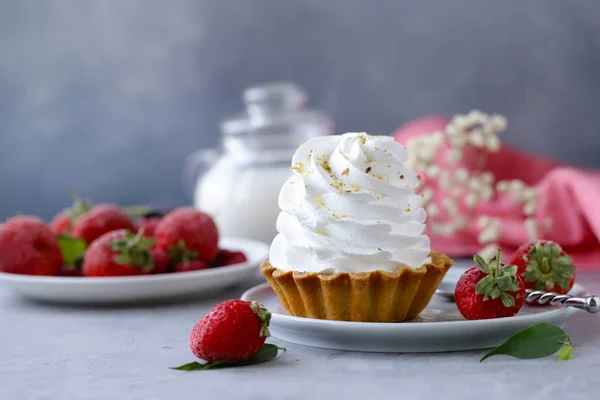 Mini Kuchen Mit Baiser Aus Mürbeteig Zum Dessert — Stockfoto