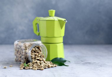 gri arka plan üzerinde organik yeşil kahve taneleri