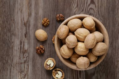 Ceviz ahşap bir masa üzerinde sağlıklı bir diyet için