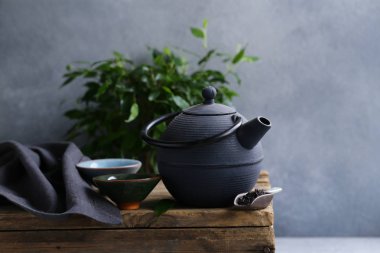 dökme demir tencere çay töreni için ahşap tablo