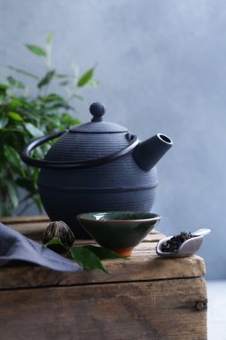 dökme demir tencere çay töreni için ahşap tablo