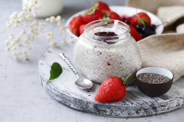 Chia puding sağlıklı bir diyet için çilek ile