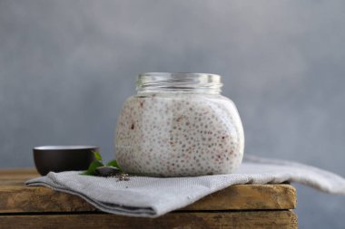 Chia puding sağlıklı bir diyet için çilek ile