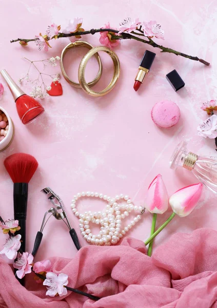 Rosa Hintergrund Mit Kosmetik Und Schmuck Für Frauen — Stockfoto