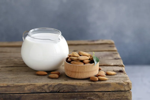 Mandelmilch Auf Einem Holztisch — Stockfoto