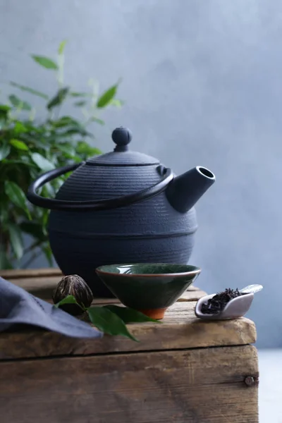 Gietijzeren Ketel Houten Tafel Voor Thee Ceremonie — Stockfoto