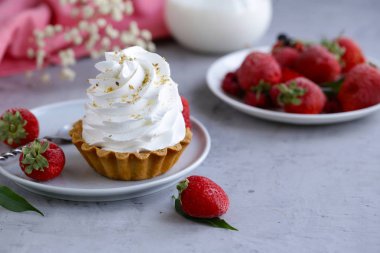 tatlı kurabiye hamuru beze ile mini kek