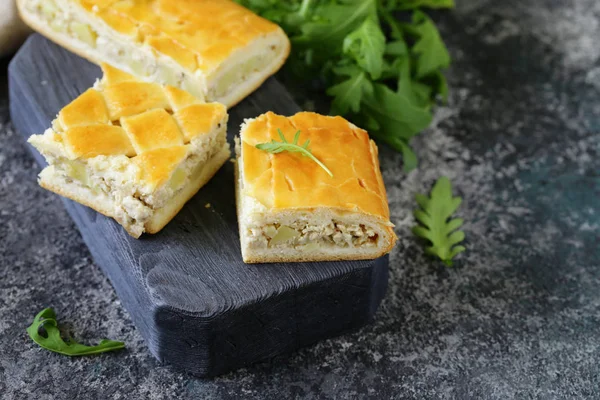 Tarte Maison Avec Viande Pommes Terre Sur Une Planche Bois — Photo