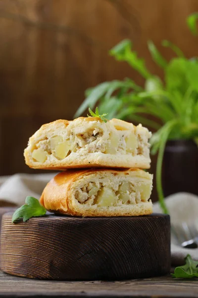 Pastel Casero Con Carne Patatas Una Tabla Madera —  Fotos de Stock