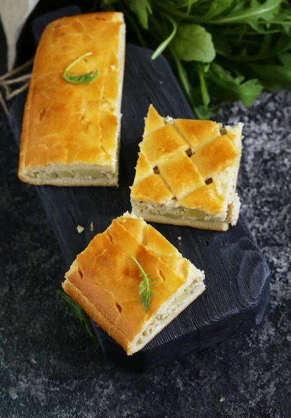 Zelfgemaakte Taart Met Vlees Aardappelen Een Houten Bord — Stockfoto