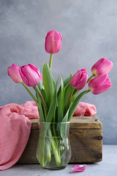 春天的花 粉红色的郁金香花束装饰 — 图库照片