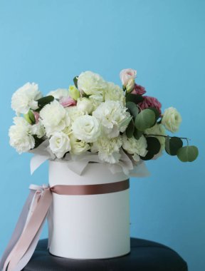 hoş bir hediye kutusu beyaz ve pembe renklerde buket