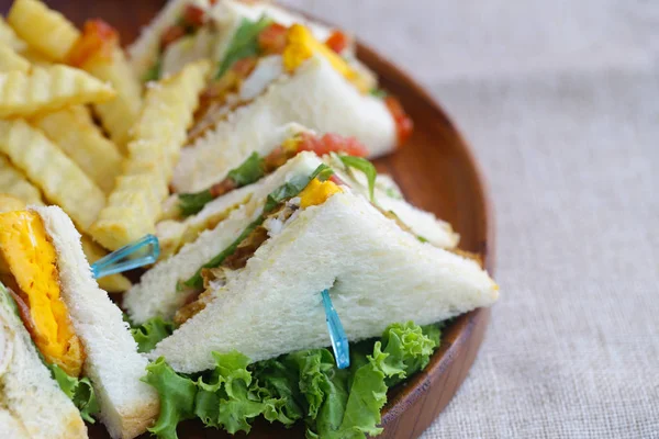 Club Sandwich Frytkami Drewnianej Tablicy — Zdjęcie stockowe