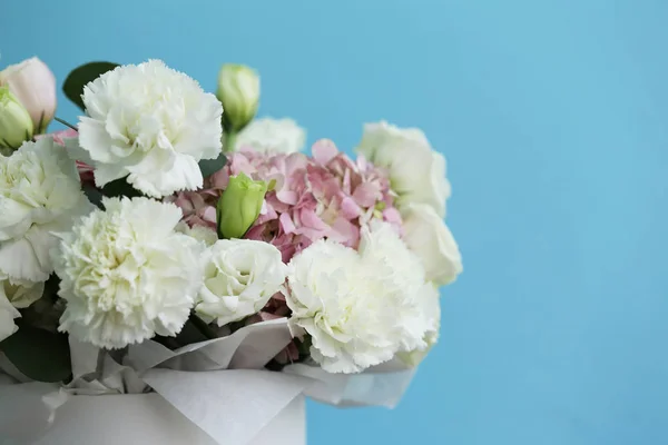 Encantador Ramo Colores Blanco Rosa Una Caja Regalo —  Fotos de Stock