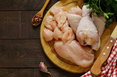 bir kesme tahtası üzerinde çiğ tavuk eti