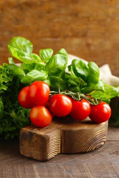 Pomodori Freschi Insalata Tavolo Legno — Foto Stock