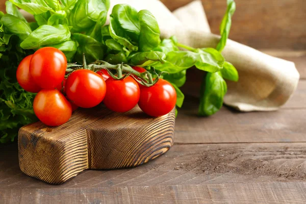 ahşap bir masada salata için taze domates