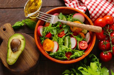 domates ve turp ile taze salata