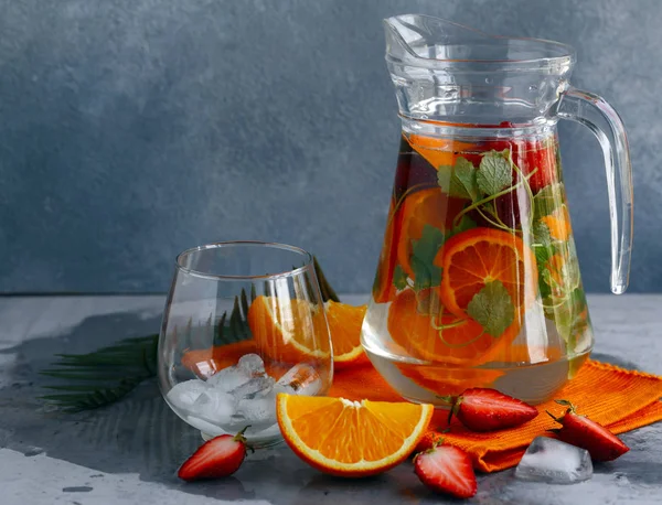 自制柑橘柠檬水在壶 — 图库照片
