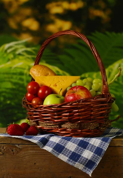 Basket Picnic Products Wooden Background — Stock Photo, Image