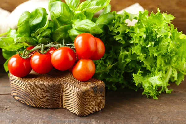 Tomates Fraîches Pour Salade Sur Une Table Bois — Photo