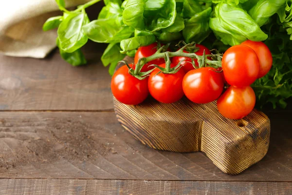 Frische Tomaten Für Den Salat Auf Einem Holztisch — Stockfoto