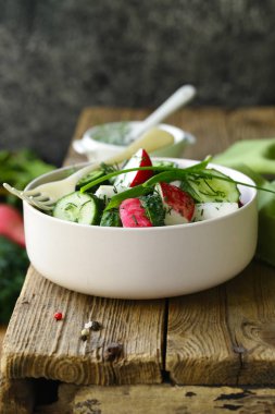 domates ve turp ile taze salata