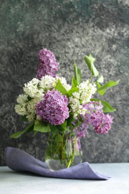 beyaz ve mor leylak buketi, bahar çiçekleri