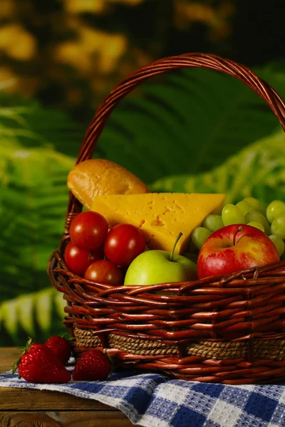 Korb Mit Picknickprodukten Auf Einem Hölzernen Hintergrund — Stockfoto