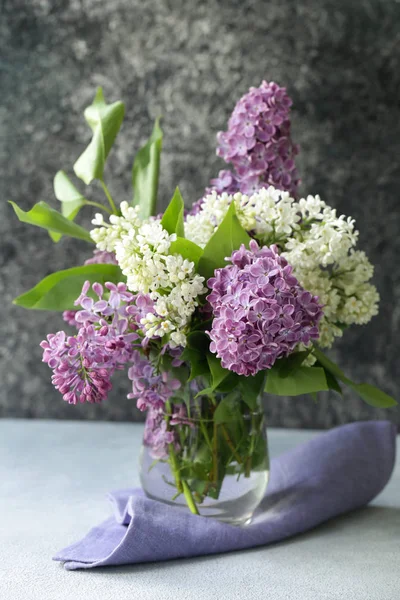 白と紫のライラックの花束 春の花 — ストック写真
