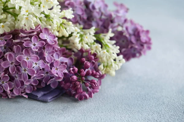 白と紫のライラックの花束 春の花 — ストック写真