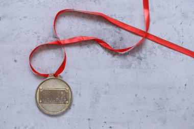 kırmızı kurdele, zafer ve ilk sırada yer ile altın madalya