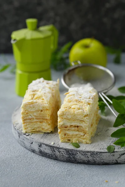 Dessert Cake Napoleon Stukken Een Bord — Stockfoto