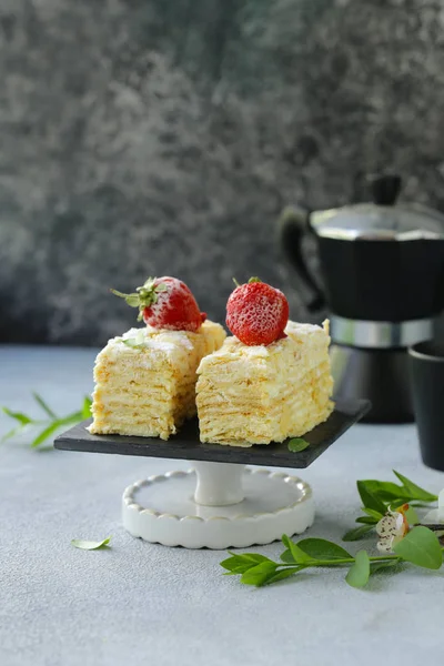 Ciasto Deser Kawałki Napoleona Talerzu — Zdjęcie stockowe