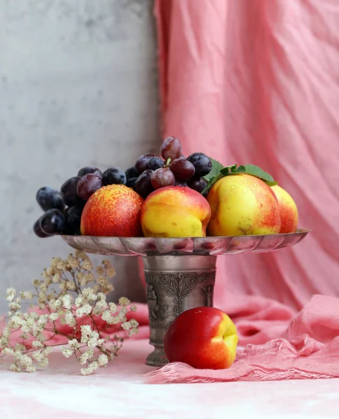 Stilleven Vruchten Een Vaas Bloemen — Stockfoto