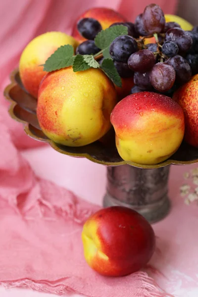 Stilleven Vruchten Een Vaas Bloemen — Stockfoto