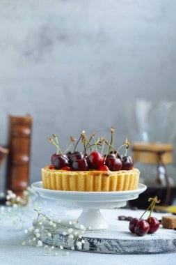 süzme peynir, çilek ve meyve ile tatlı mini tart