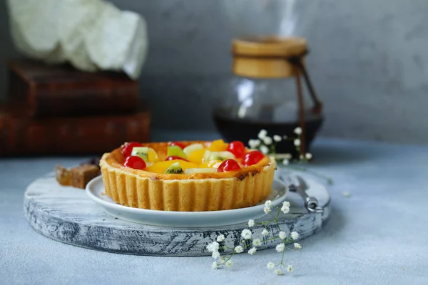 Süzme Peynir Çilek Meyve Ile Tatlı Mini Tart — Stok fotoğraf