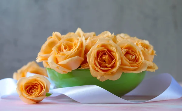 Όμορφα Πορτοκαλί Τριαντάφυλλα Για Συγχαρητήρια Και Δώρο — Φωτογραφία Αρχείου