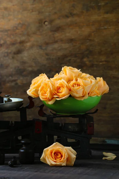 Piękne Pomarańczowe Róże Gratulacje Prezent — Zdjęcie stockowe