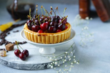 süzme peynir, çilek ve meyve ile tatlı mini tart