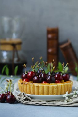 süzme peynir, çilek ve meyve ile tatlı mini tart