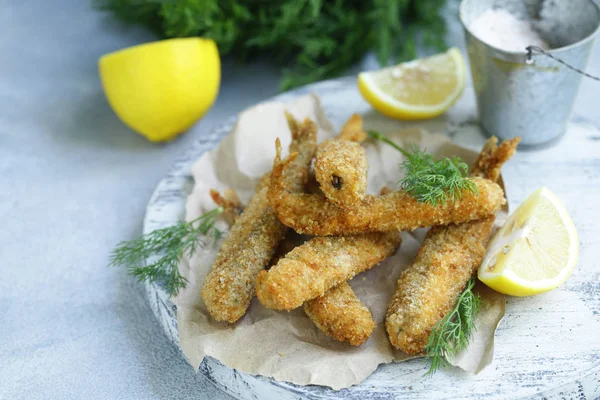 öğle yemeği için kızarmış balık, limon ve otlar ile