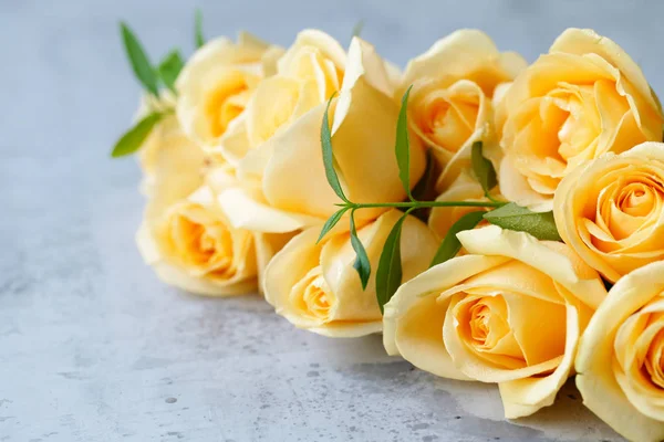 美丽的橙色玫瑰祝贺和礼物 — 图库照片