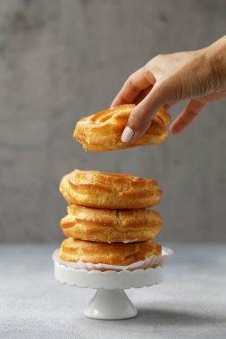 tatlı için tereyağı krema ile eclairs choux pasta