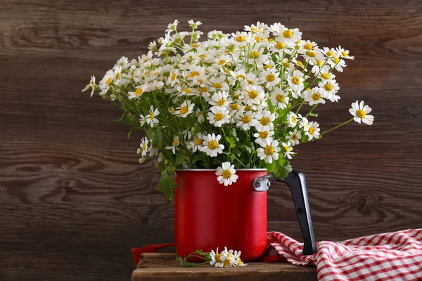 Boeket Van Wilde Bloemen Kamille Houten Achtergrond — Stockfoto