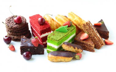 çilek ve krema ile beyaz bir arka plan üzerinde tatlılar kek