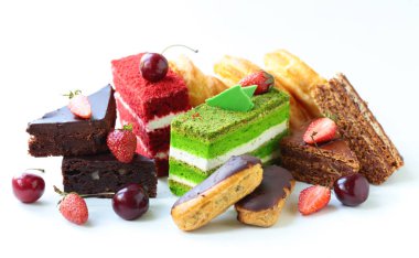 çilek ve krema ile beyaz bir arka plan üzerinde tatlılar kek